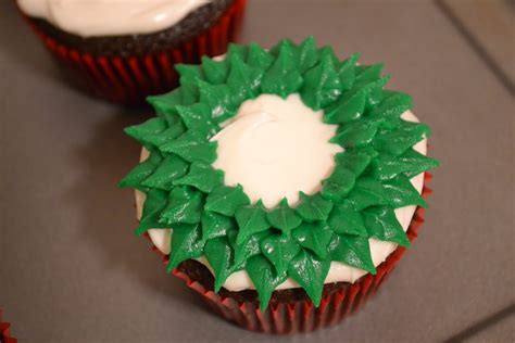 Much Ado About Somethin: Cake Decorating How-To: Buttercream Christmas ...