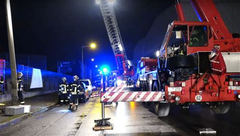 FEUERWEHRKRAN im EINSATZ Stahlbetonmast droht umzustürzen