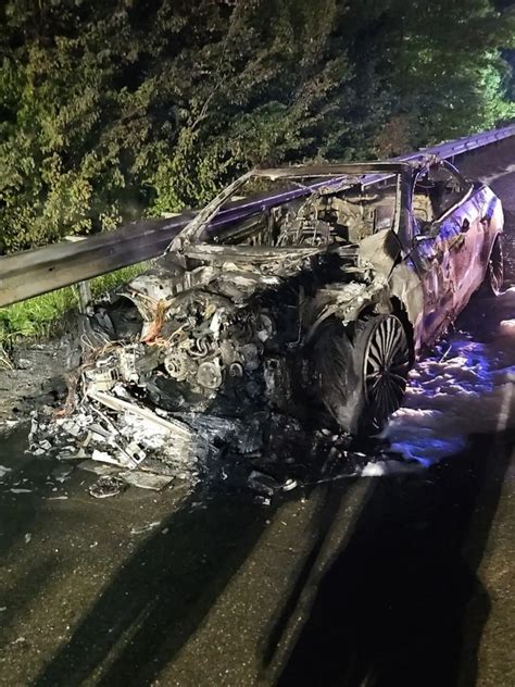 Fahrzeugbrand auf A27 bei Schwanewede führt zu Vollsperrung