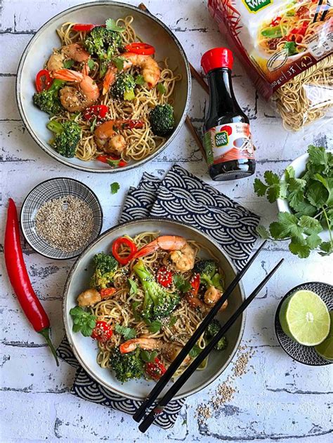 Wok Aux Crevettes Et Nouilles Saut Es Recettes De Cuisine D Lices