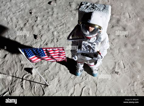 Astronauta luna bandera americana fotografías e imágenes de alta