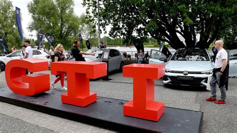 Gti Fantreffen In Wolfsburg Grid Girls Promis Und Boliden