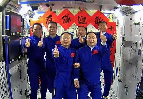 Tres astronautas llegan en 7 horas a la estación espacial china