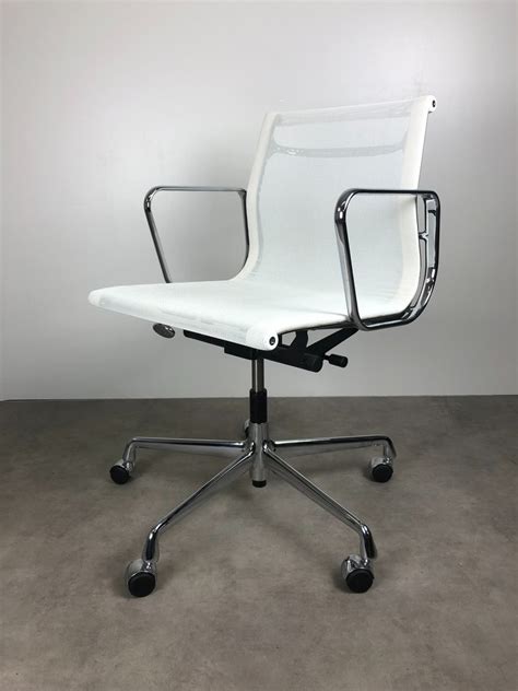 Vitra Charles Ray Eames Office Chair EA 118 Aluminium