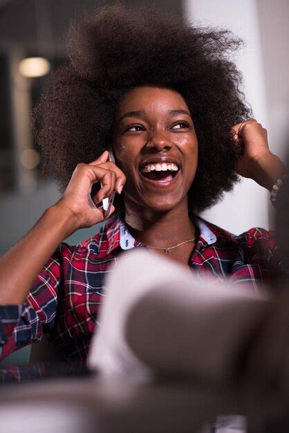 Portrait D une Belle Jeune Femme Afro américaine Réussie Qui Aime