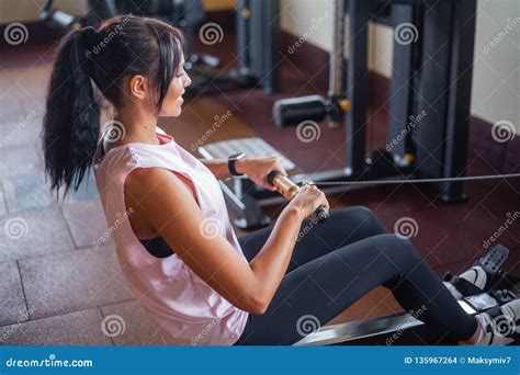 Jovem Mulher Que Exercita Peso No Gym Foto De Stock Imagem De