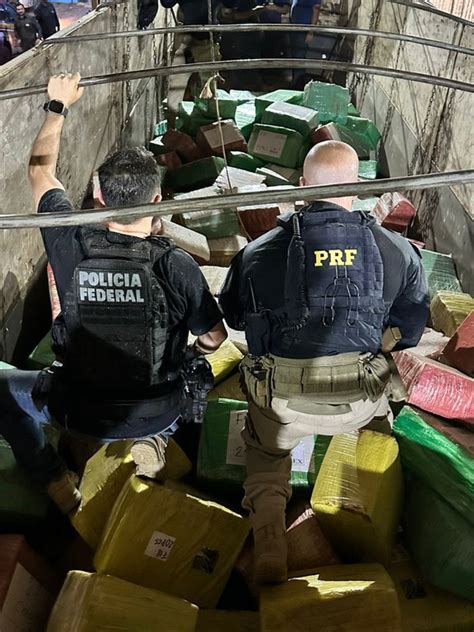 Pf E Prf Apreendem Caminh O Carregado Maconha No Pr Pol Cia Federal