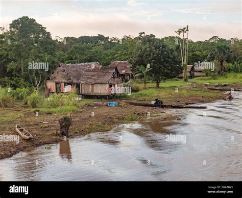 Río Amazonas Perú Mayo 2016 Pequeño Pueblo A Orillas Del Río