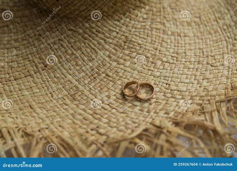 Dos Anillos De Boda En El Suelo Con Contraste Foto De Archivo Imagen