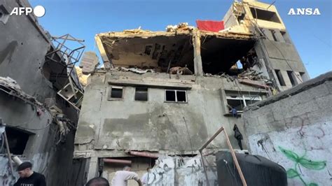 Gaza Raid Israeliano Colpisce Khan Yunis Edifici In Macerie La Stampa