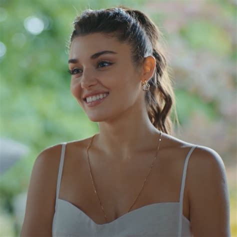 dila she her Hande Erçel as Eda Yıldız in Sen Çal Kapımı