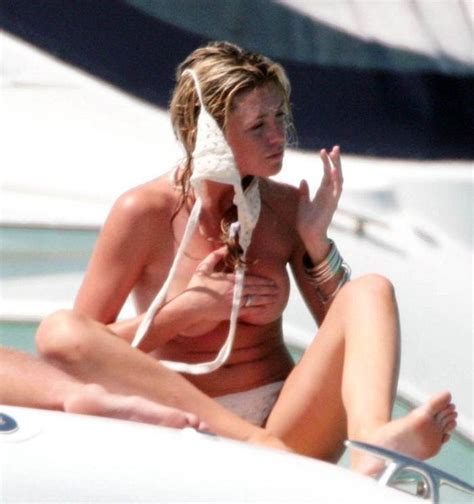 Abigail Clancy Pillada Haciendo Topless En Saint Barts La Biblioteta