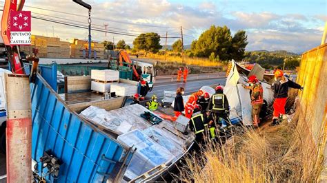 El conductor d un camió resulta ferit en un accident en la CV 16 a