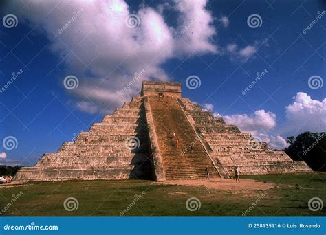 Mayan Temple Pyramid Of Kukulkan Chichen Itza Yucatan Mexico