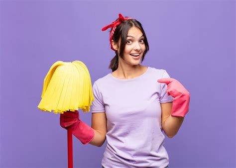 Mujer Bonita Joven Que Se Siente Feliz Sorprendida Y Orgullosa