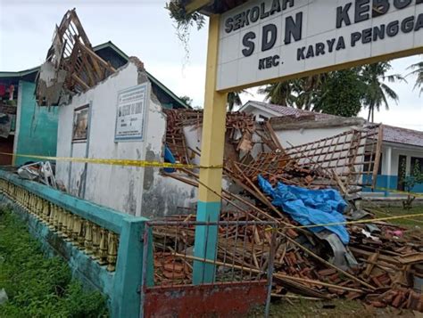 Diterjang Angin Kencang Puluhan Rumah Rusak Dan Perpustakaan Ambruk Di