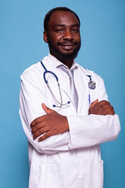 Retrato vertical de un médico afroamericano con estetoscopio posando