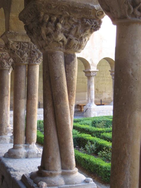 Capiteles Y Columnas Romanicas Del Monasterio De Silos Burgos