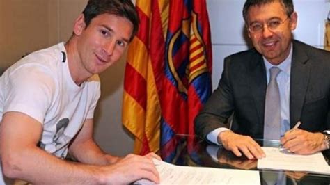 Lionel Messi Firma Su Nuevo Contrato Con El Fc Barcelona Antes De Viajar A Argentina