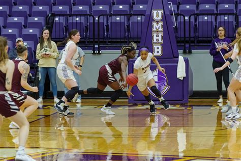 No 15 Umhb Womens Basketball Defeats Ut Dallas 55 46 Behind Strong