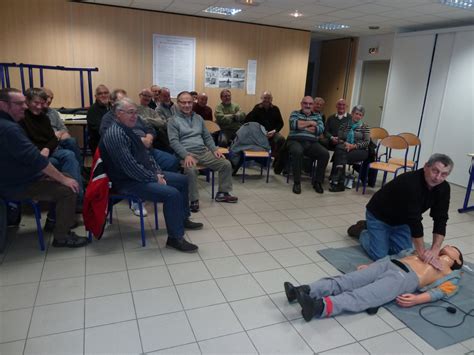 Les pompiers vétérans sinforment sur lusage du défibrillateur