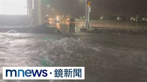 4日晚間高雄雨彈來襲 路面積水半個輪胎高｜ 鏡新聞 Youtube