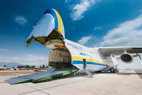 Największy Samolot Na świecie Antonov an 225 Mriya of Azur Air Lądujący