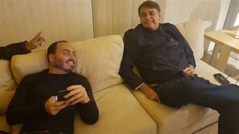 Bolsonaro rompe silêncio nas redes para mandar mensagem ao filho