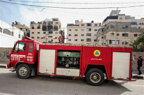 وكالة الرأي الفلسطينية طواقم الدفاع المدني خلال عملها على إنقاذ