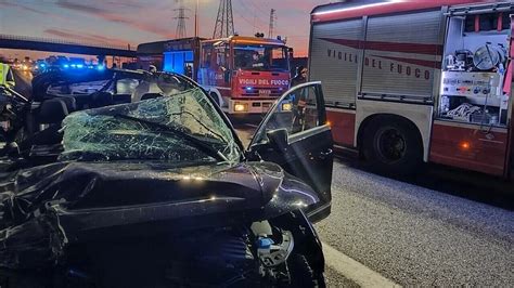 Scontro Mortale Tra Suv E Camion Sulla Tragedia Allalba