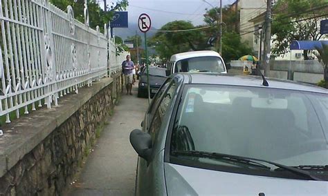 Internautas reclamam de estacionamento irregular em calçadas do Rio