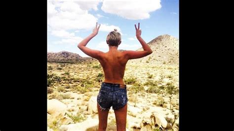 Miley Cyrus rejoint le Topless Tour et pose seins nus dans le désert