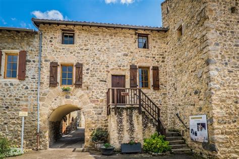 Façade d une maison médiévale traditionnelle construite en pierre aux