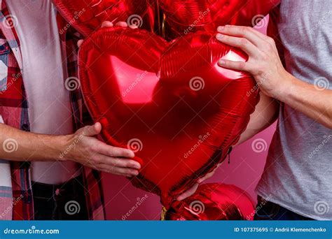 Due Gay Tengono Un Mucchio Delle Palle Dell Elio Sotto Forma Di Un Cuore Fondo Rosa Immagine