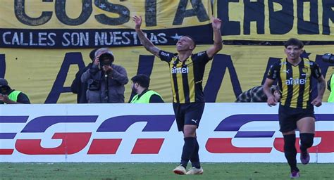 Peñarol derrotó 2 0 a Nacional en el clásico uruguayo por la fecha 9