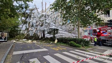 Maltempo Milano Immagini Impressionanti Del Crollo Di Un Impalcatura