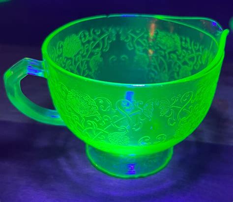 Vintage Uranium Glass Green Depression Glowing Glass Uv Light Etsy