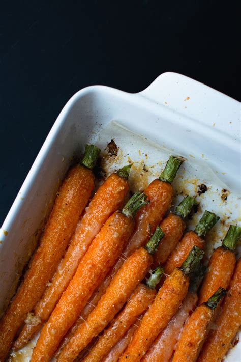 Geroosterde Worteltjes Uit De Oven Met Knoflook En Parmezaan