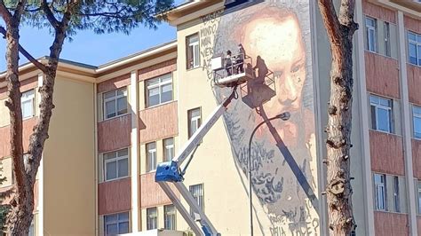 Jorit Dipinge Il Murale Di Dostoevskij Sui Muri Dell Istituto Superiore