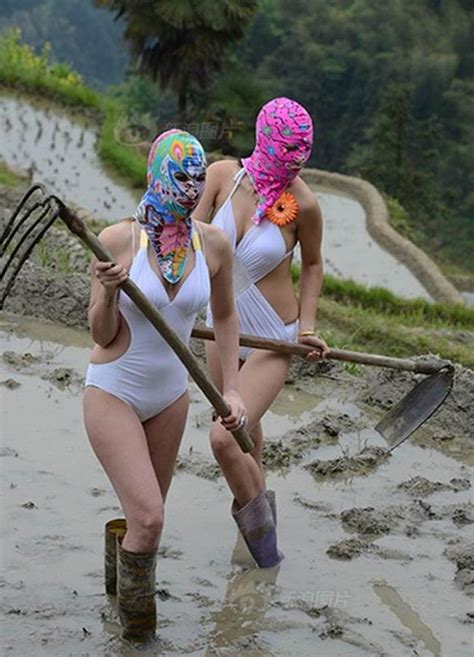 Sốc cảnh dàn người đẹp mặc bikini đi cấy lúa