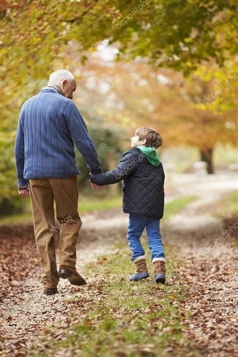 Grand père et petit fils marchant le long du chemin image libre de