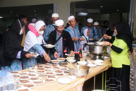 Kedatangan Jamaah Haji Disuguhi Soto Banjar Paman Birin Rasanya