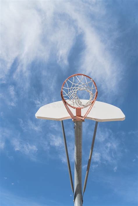 Borde Y Tablero Trasero Del Aro De Baloncesto Del Primer Debajo Del