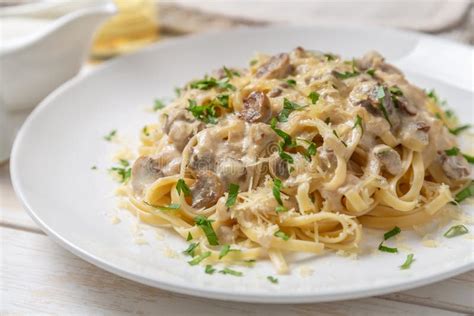 Spaghetti Met Paddestoelen En In De Zon Gedroogde Tomaten In Roomsaus O