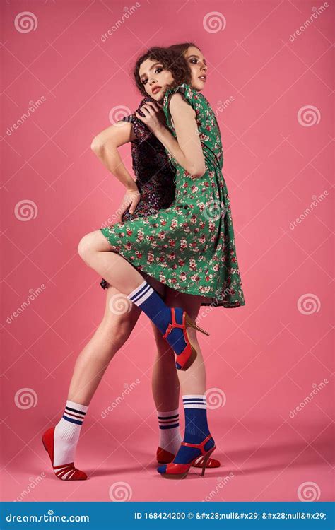 Ritratto Di Moda In Studio Per Donne Splendide Con Abiti Floreali Eleganti Bionde E Brunette