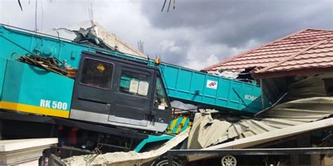 Rem Blong Mobil Crane Tabrak Motor Hingga Rumah Di Labuan Bajo