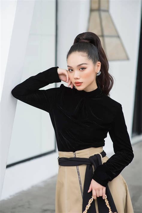 Vẻ nóng bỏng của hot girl vướng tin đồn hẹn hò Trương Thế Vinh