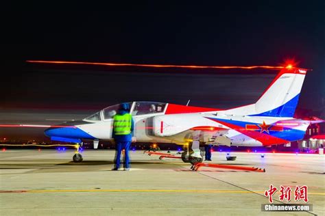 空军西安飞行学院某旅组织飞行学员夜航训练7