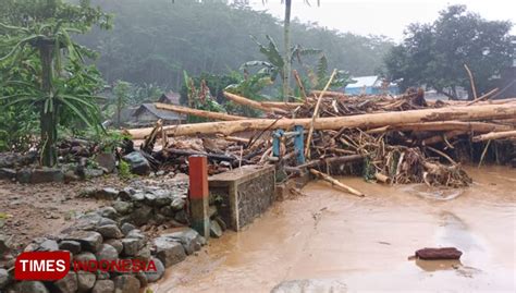 Banjir Bandang Terjang Desa Pujiharjo Di Malang Selatan Air Dipenuhi