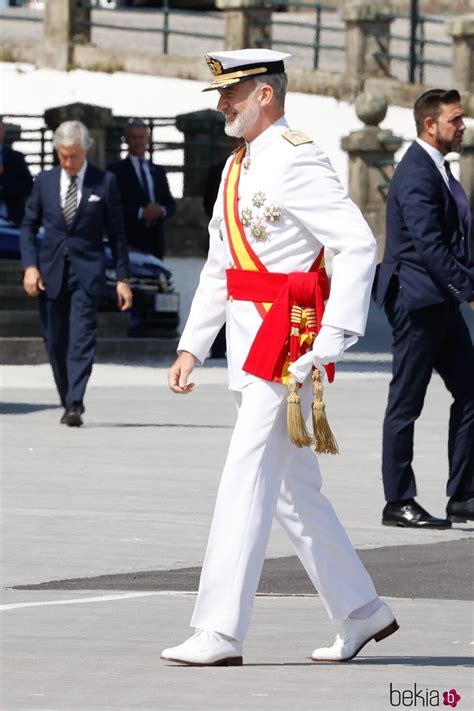 El Rey Felipe VI Con Uniforme Blanco De Gala De La Armada En La Entrega